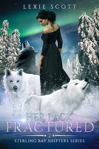 Her Pack Fractured by Lexie Scott